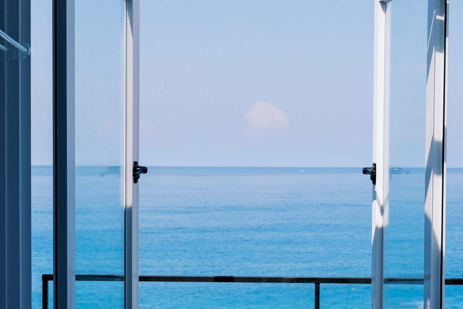 Bathroom window with an open view of the sea – accessible bathrooms
