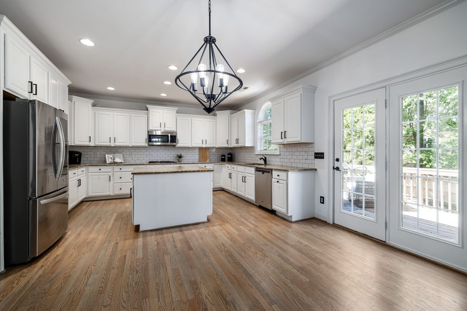 Bright kitchen with white cabinetry and a central island – gallery