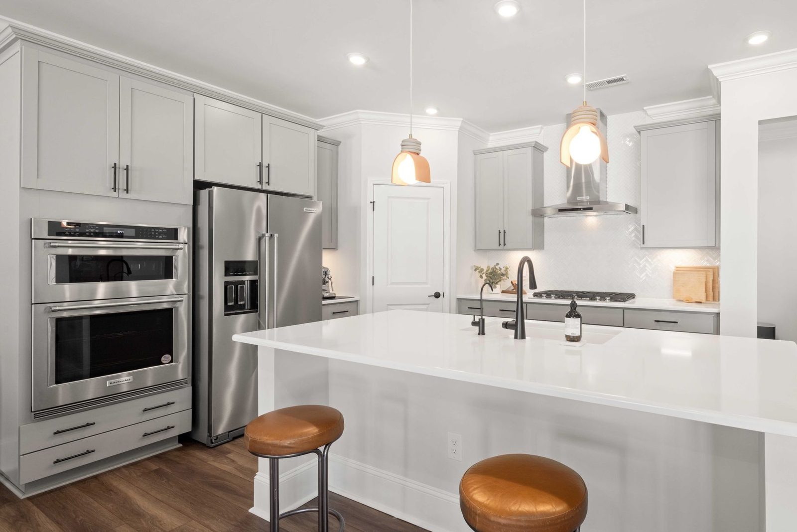 Bright minimalist white kitchen – Avalon NJ remodeling