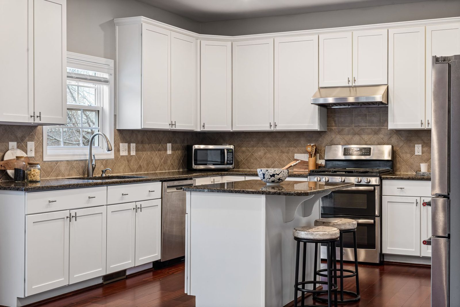 Kitchen with white cabinets and a central island – gallery