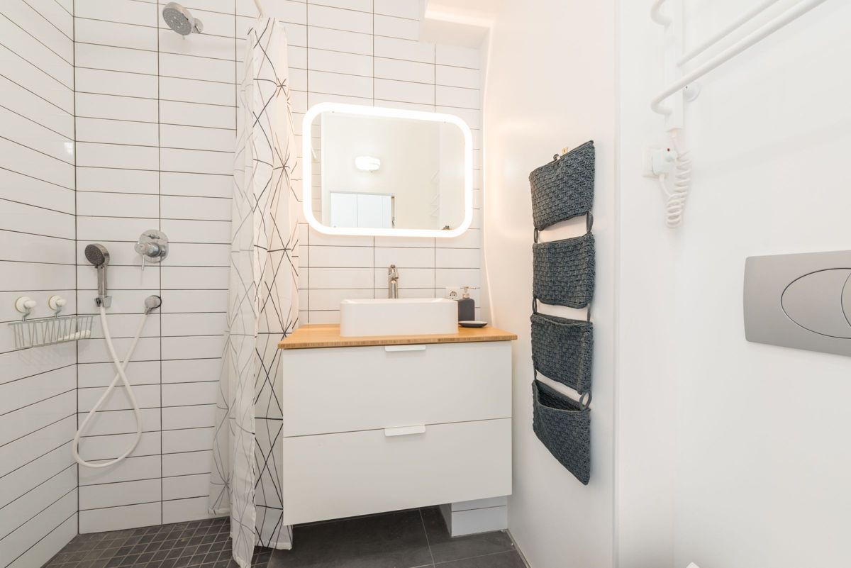 Minimal bathroom with walk-in shower – – Ocean City home remodeling